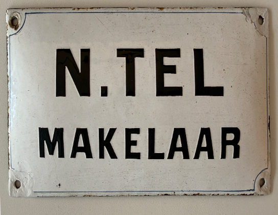 Voorbeeld van het naambordje van Tel Makelaars